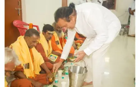 Dinesh Shahra Foundation Pays Tribute to Swami Sivananda Maharaj at Varanasi Ashram