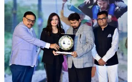 Pratapgarh’s Pride: Vinay Kumar Dubey, Chairman of VKDL NPA Advisory Council, Member of Hindi Advisory Committee Government of India Honoured with the “Popular Civilian Icon of India Award”