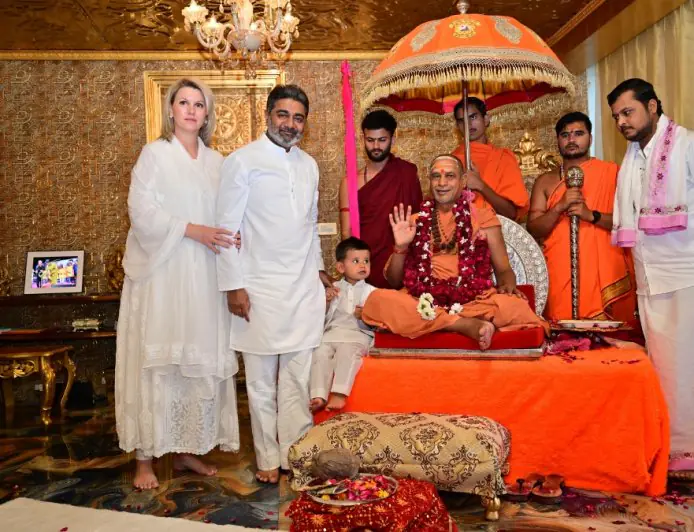 Shankaracharya Swami Sadanand Saraswati Visits Dr. Abhishek Verma, Blesses Family and ShivSena Leadership